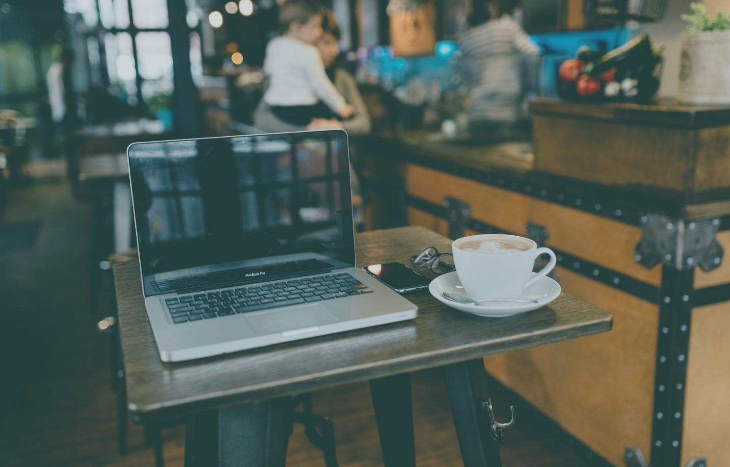 Tableaux de bord interactifs présentant des indicateurs économiques clés